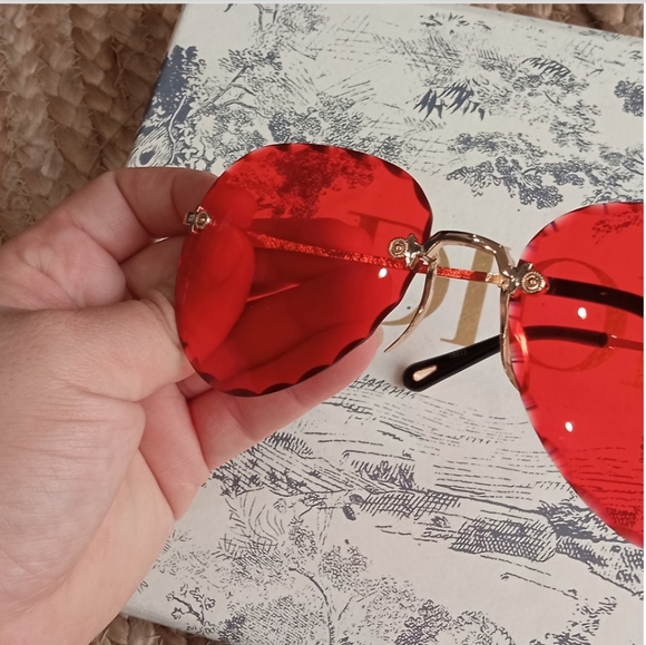 🌺 Red Sunglasses New - Picture 3 of 6